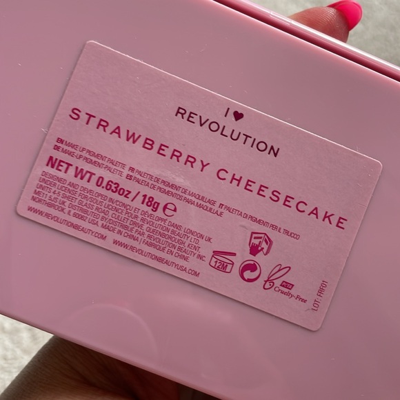 Makeup revolution strawberry cheesecake eye shadow palette - Picture 3 of 3
